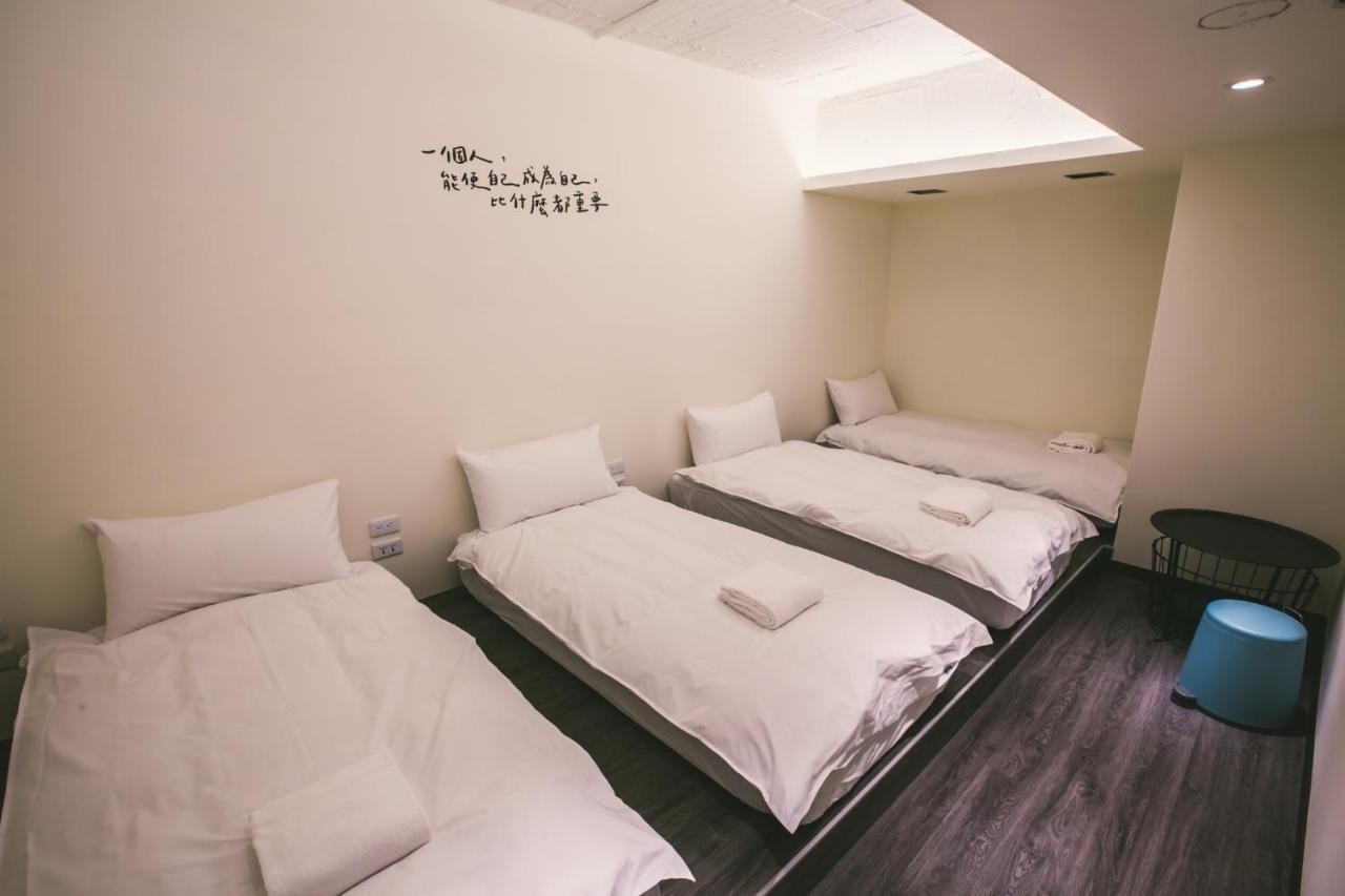 Stray Birds Taichung Hostel Bagian luar foto