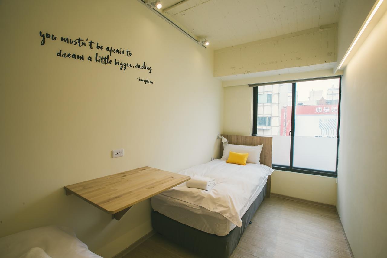 Stray Birds Taichung Hostel Bagian luar foto