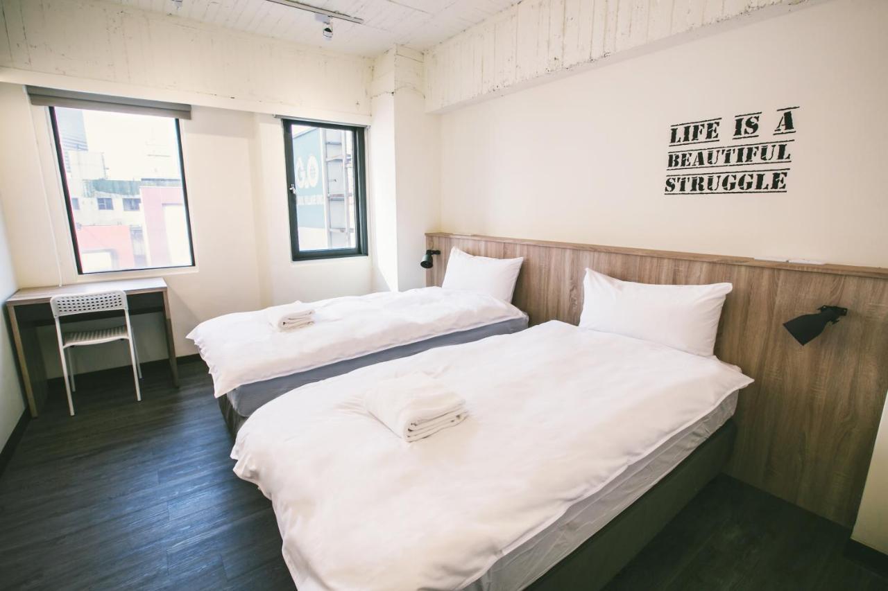 Stray Birds Taichung Hostel Bagian luar foto